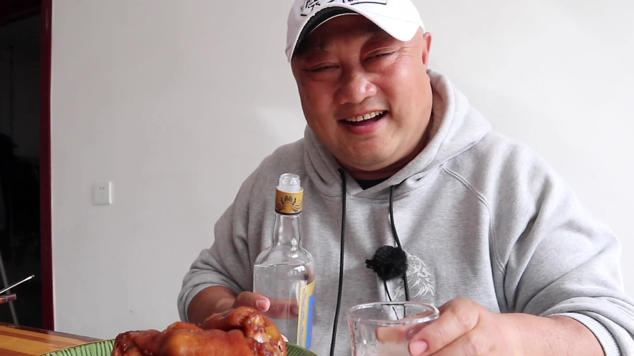 东北十大硬菜之一,铁锅一烀就是2小时,又酱又香,吃得满嘴黏糊